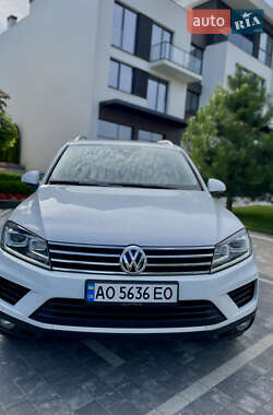 Внедорожник / Кроссовер Volkswagen Touareg 2014 в Ужгороде