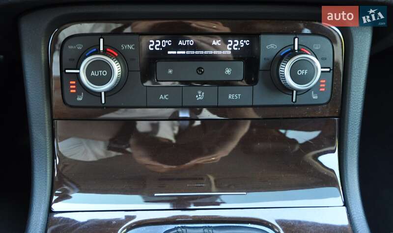 Внедорожник / Кроссовер Volkswagen Touareg 2016 в Одессе