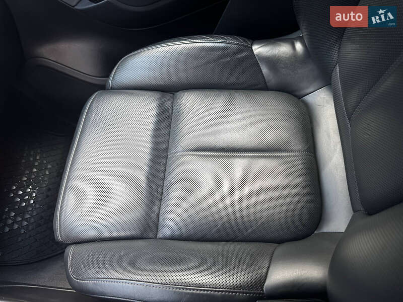 Внедорожник / Кроссовер Volkswagen Touareg 2014 в Киеве