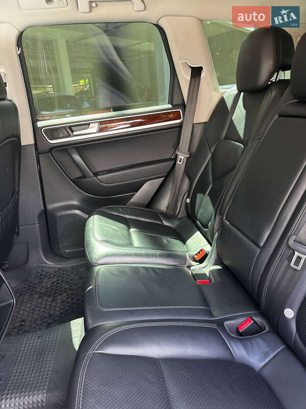 Внедорожник / Кроссовер Volkswagen Touareg 2014 в Киеве