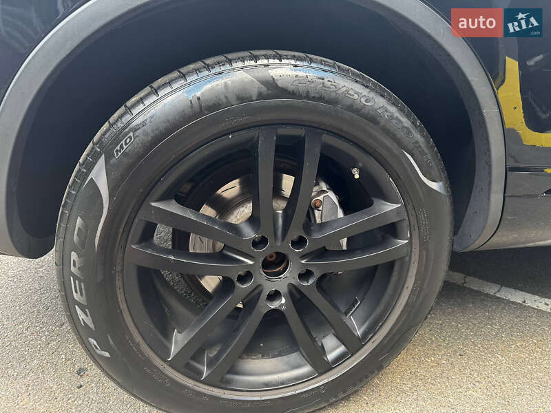 Внедорожник / Кроссовер Volkswagen Touareg 2014 в Киеве