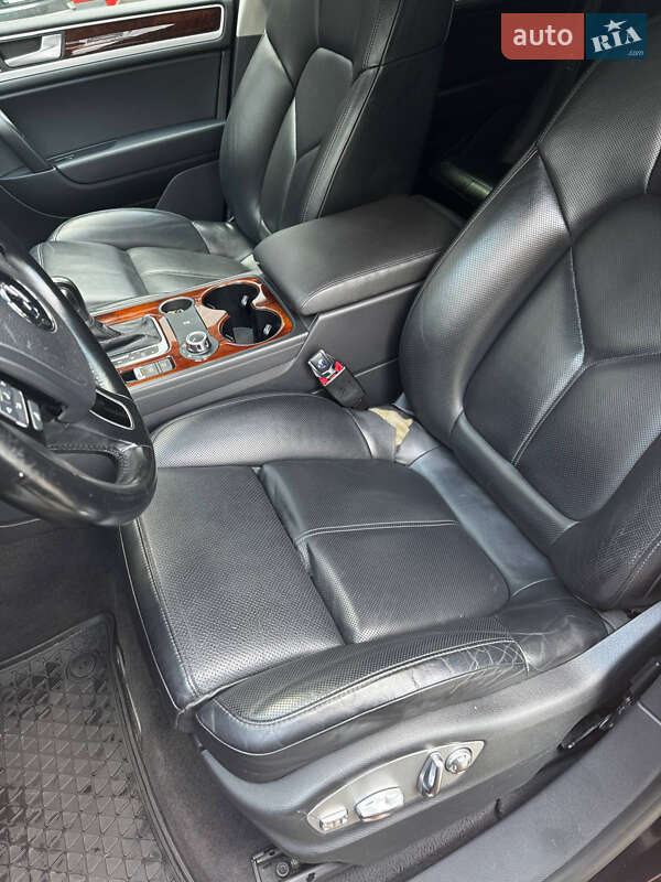 Внедорожник / Кроссовер Volkswagen Touareg 2014 в Киеве