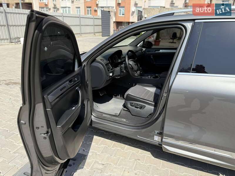 Внедорожник / Кроссовер Volkswagen Touareg 2016 в Одессе