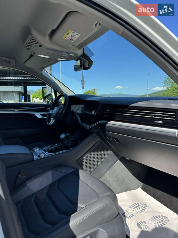 Внедорожник / Кроссовер Volkswagen Touareg 2019 в Тячеве