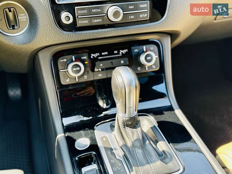 Позашляховик / Кросовер Volkswagen Touareg 2016 в Одесі