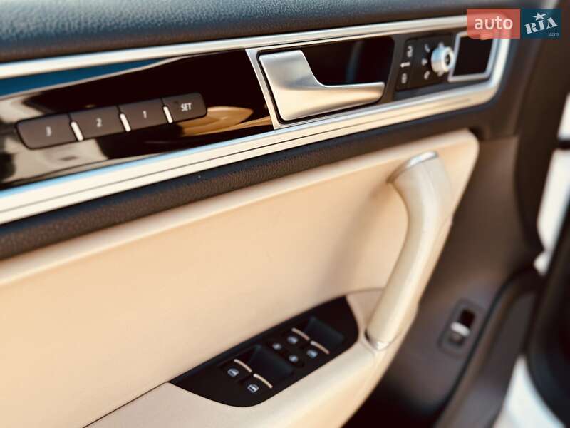 Позашляховик / Кросовер Volkswagen Touareg 2016 в Одесі