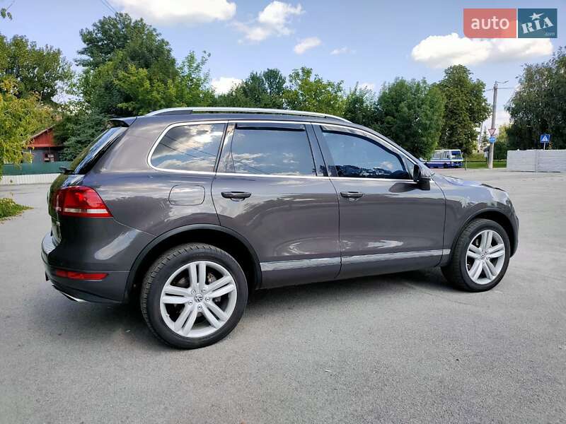 Позашляховик / Кросовер Volkswagen Touareg 2011 в Хусті