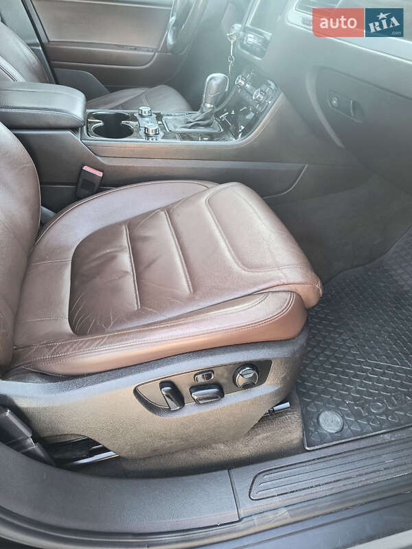 Внедорожник / Кроссовер Volkswagen Touareg 2012 в Павлограде