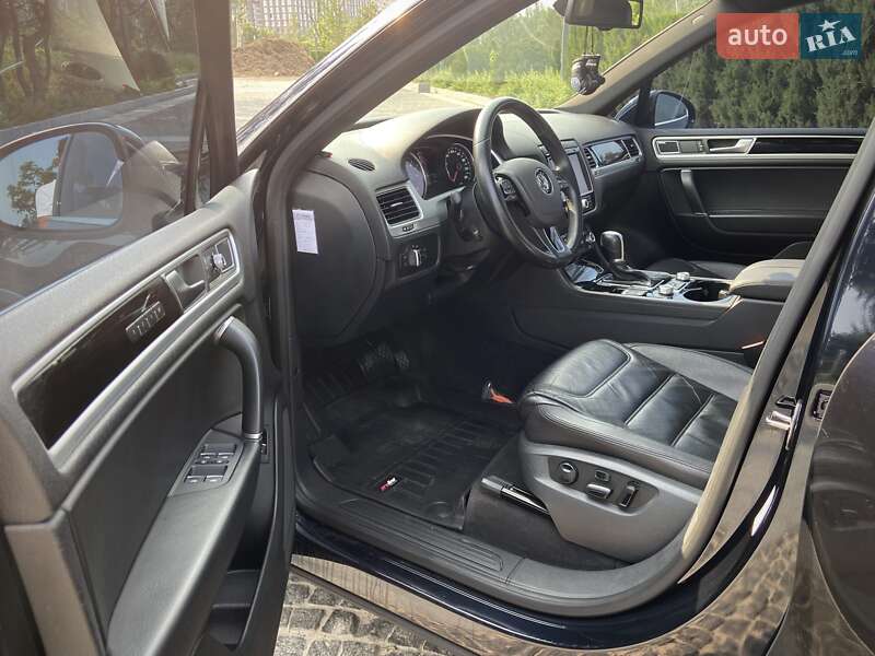 Позашляховик / Кросовер Volkswagen Touareg 2015 в Дніпрі