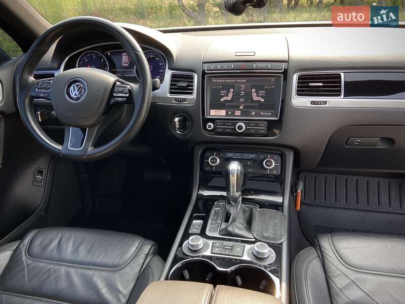 Позашляховик / Кросовер Volkswagen Touareg 2015 в Дніпрі