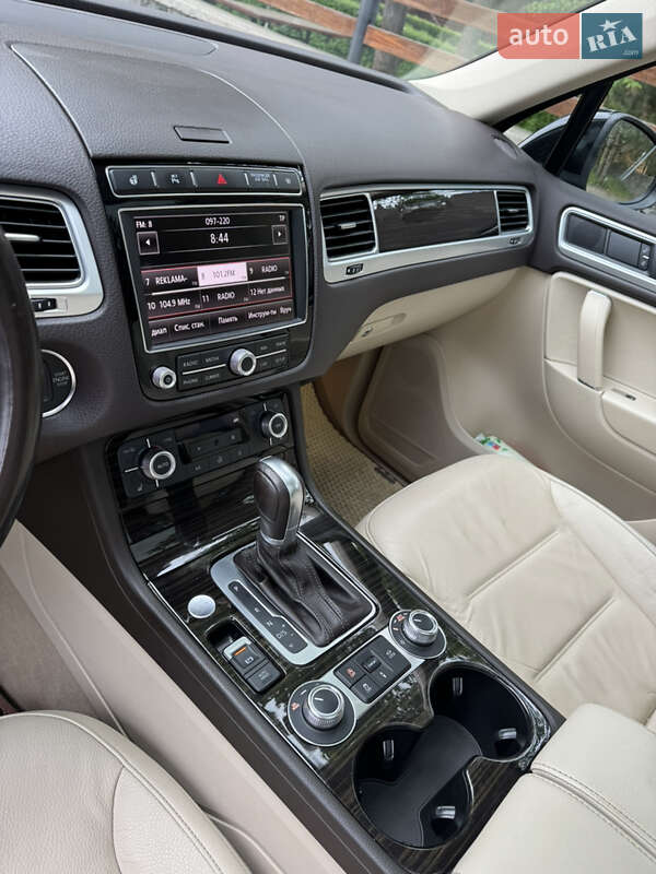 Позашляховик / Кросовер Volkswagen Touareg 2016 в Хмельницькому