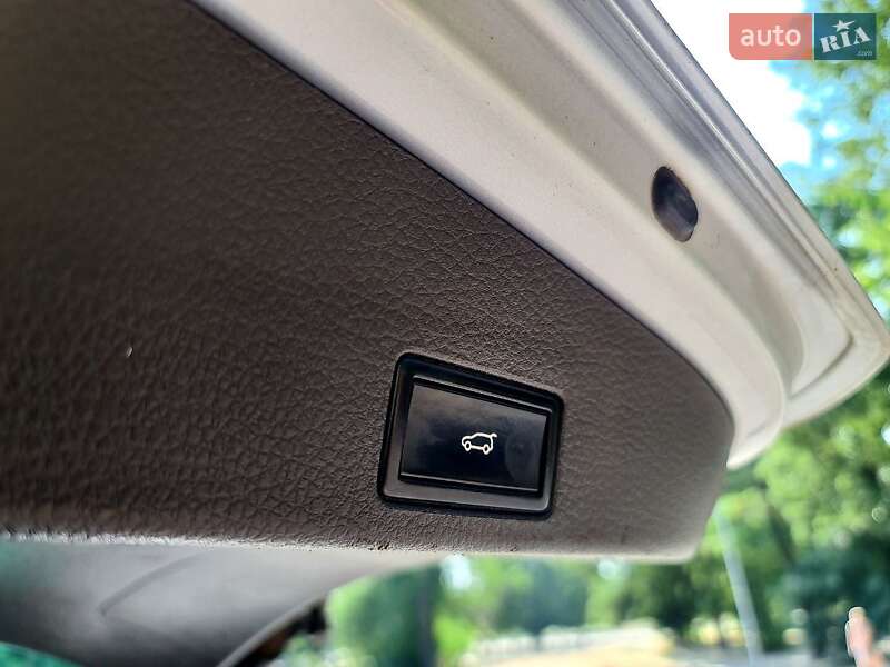 Позашляховик / Кросовер Volkswagen Touareg 2013 в Києві