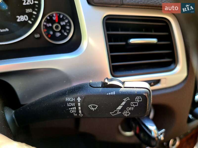 Позашляховик / Кросовер Volkswagen Touareg 2013 в Києві