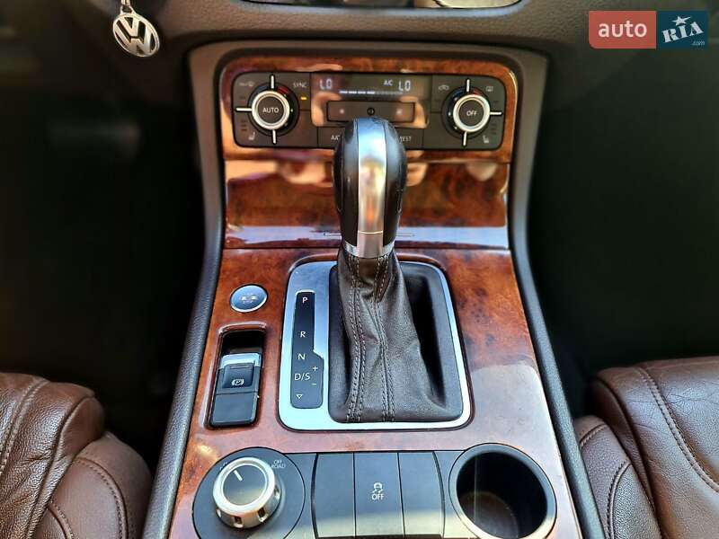 Позашляховик / Кросовер Volkswagen Touareg 2013 в Києві