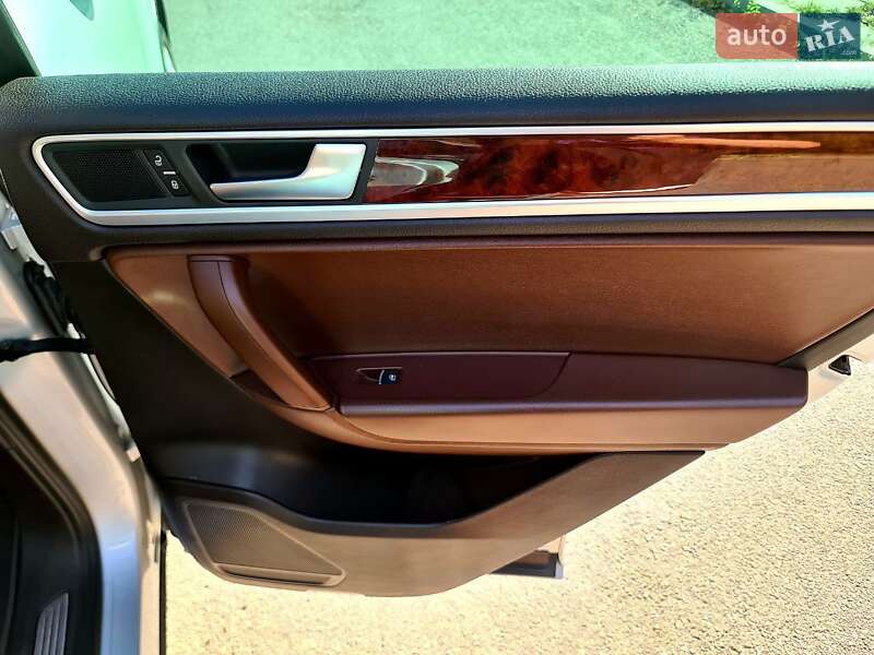 Позашляховик / Кросовер Volkswagen Touareg 2013 в Києві