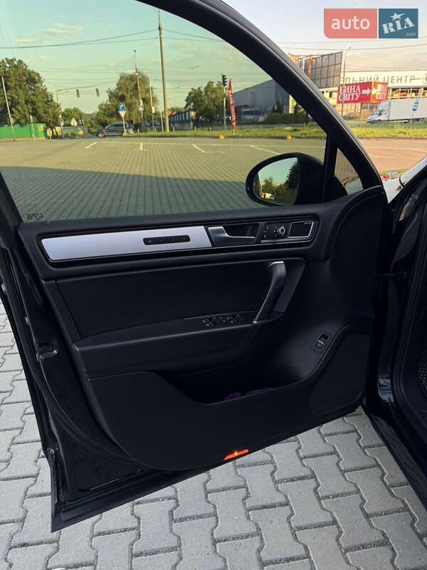 Позашляховик / Кросовер Volkswagen Touareg 2012 в Чернівцях