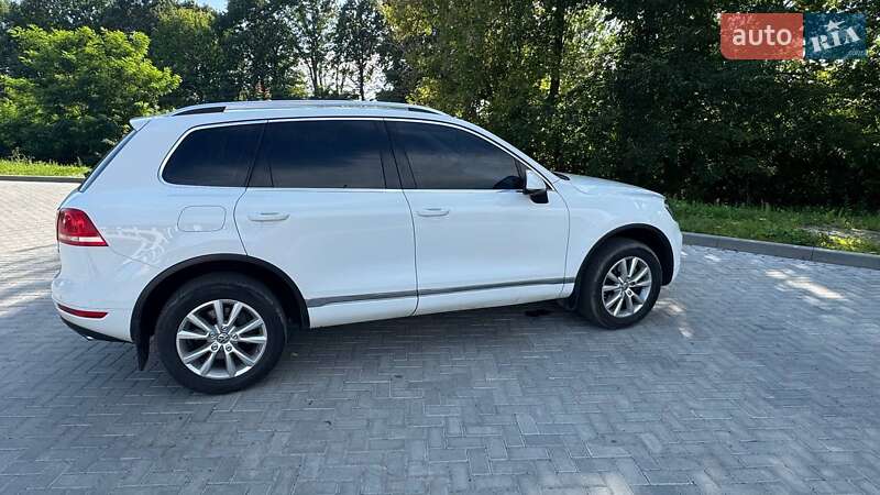 Позашляховик / Кросовер Volkswagen Touareg 2012 в Старій Вижівці