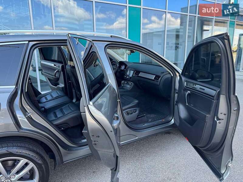 Позашляховик / Кросовер Volkswagen Touareg 2014 в Дніпрі