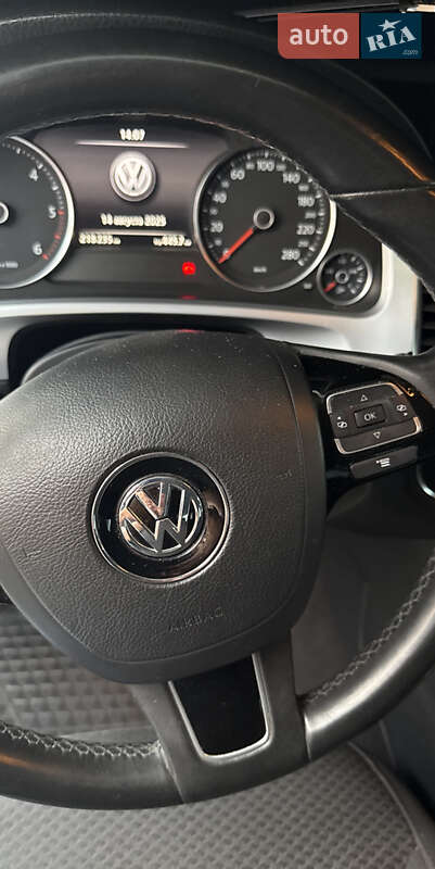 Внедорожник / Кроссовер Volkswagen Touareg 2012 в Киеве