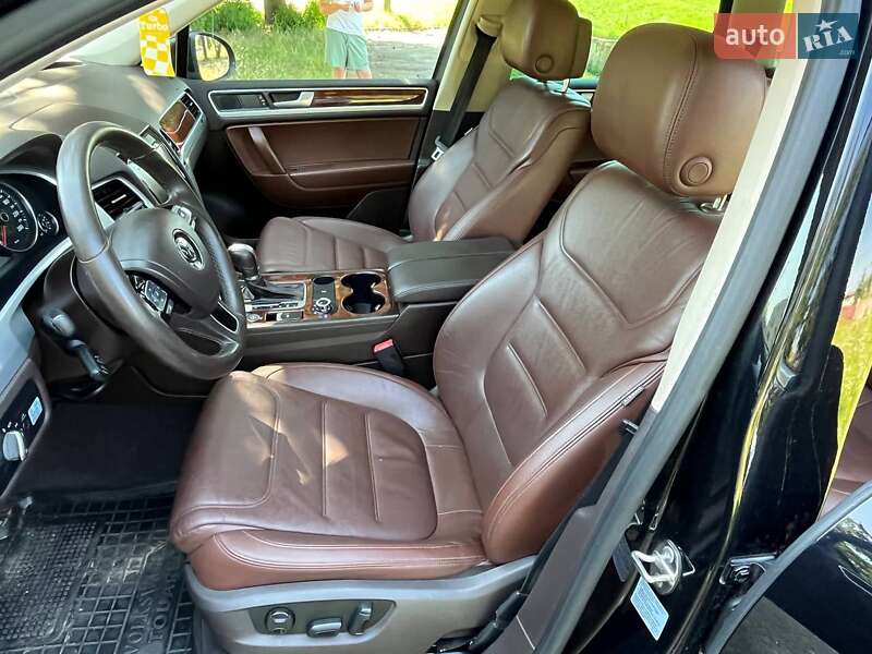 Внедорожник / Кроссовер Volkswagen Touareg 2013 в Дубно