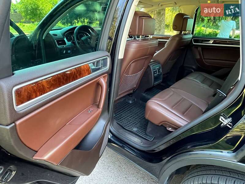 Внедорожник / Кроссовер Volkswagen Touareg 2013 в Дубно