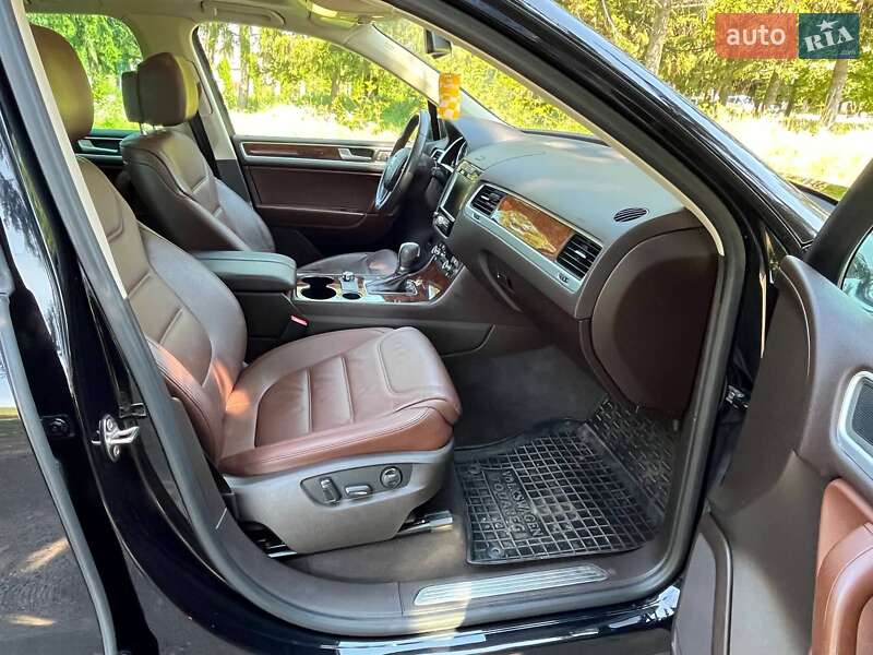 Внедорожник / Кроссовер Volkswagen Touareg 2013 в Дубно