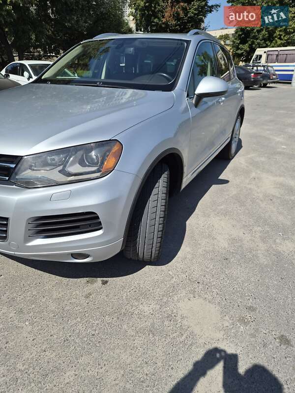 Позашляховик / Кросовер Volkswagen Touareg 2011 в Скалаті
