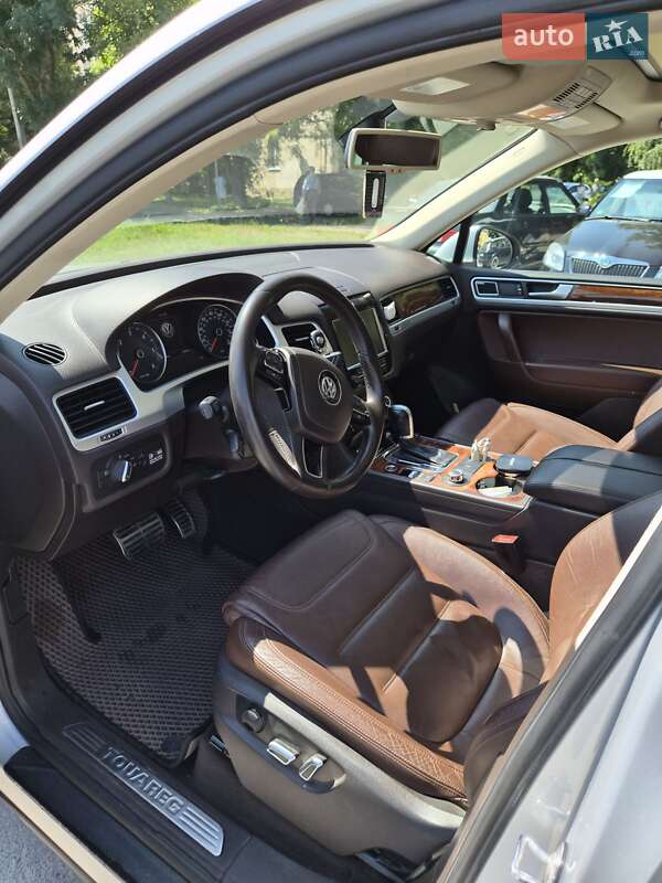 Позашляховик / Кросовер Volkswagen Touareg 2011 в Скалаті