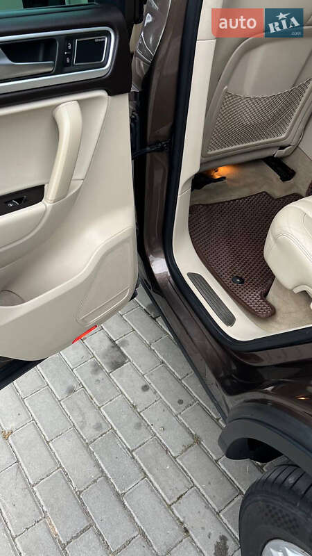 Внедорожник / Кроссовер Volkswagen Touareg 2010 в Новоселице