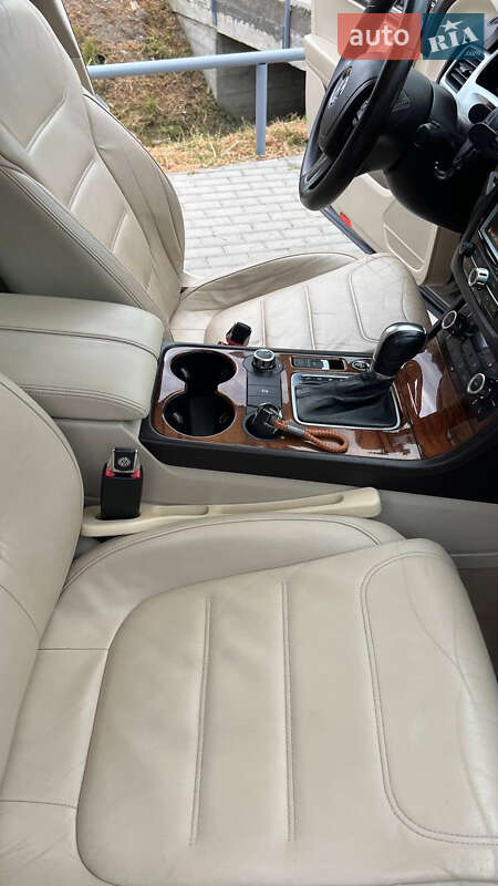 Внедорожник / Кроссовер Volkswagen Touareg 2010 в Новоселице