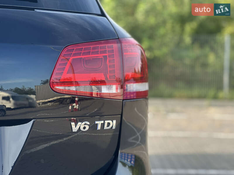 Внедорожник / Кроссовер Volkswagen Touareg 2014 в Дубно