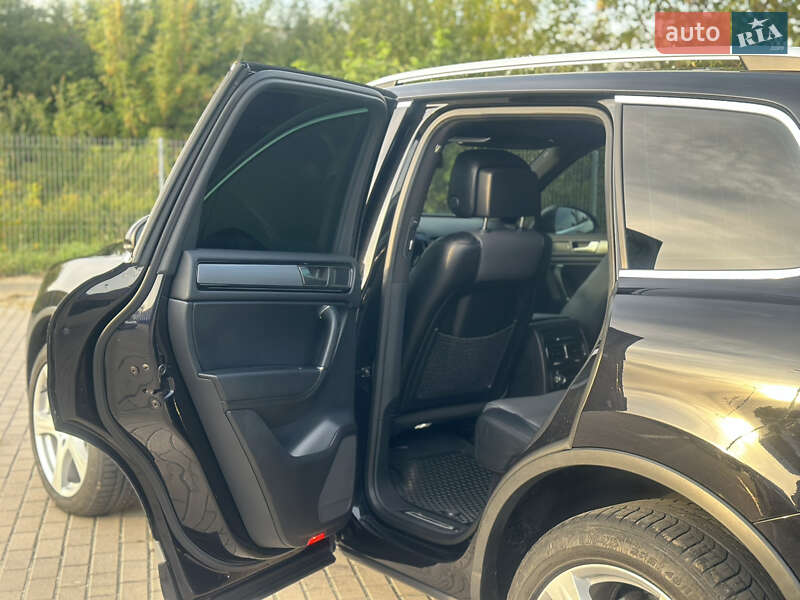 Внедорожник / Кроссовер Volkswagen Touareg 2014 в Дубно