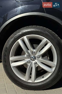 Внедорожник / Кроссовер Volkswagen Touareg 2011 в 