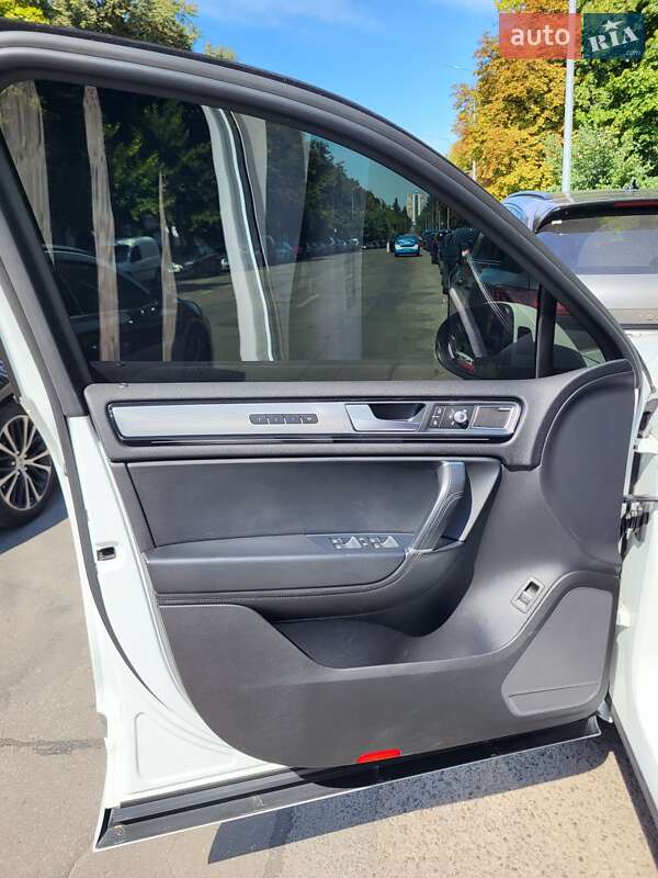 Внедорожник / Кроссовер Volkswagen Touareg 2015 в Херсоне