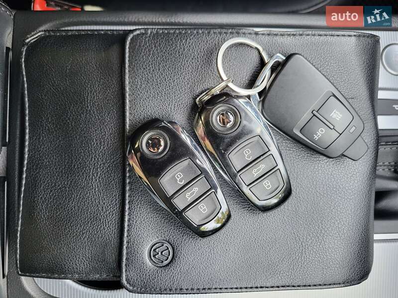 Внедорожник / Кроссовер Volkswagen Touareg 2015 в Херсоне