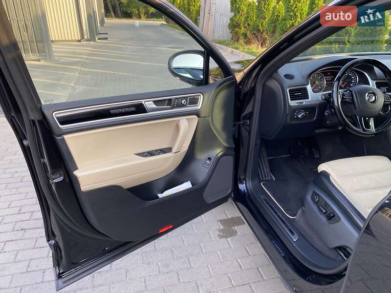 Позашляховик / Кросовер Volkswagen Touareg 2015 в Яворові