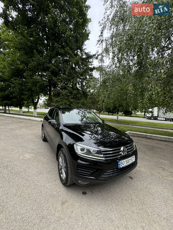 Внедорожник / Кроссовер Volkswagen Touareg 2015 в Волочиске