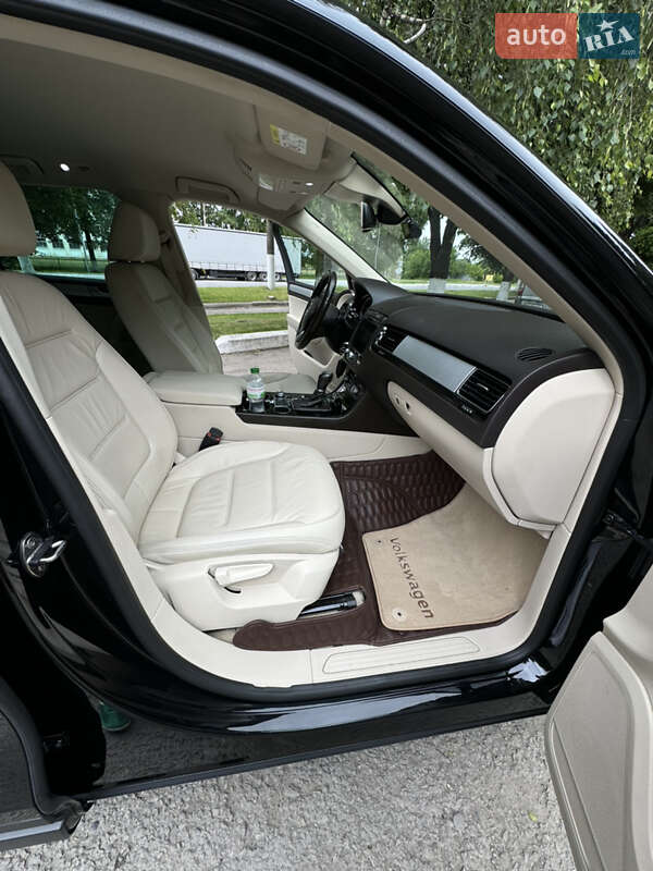 Внедорожник / Кроссовер Volkswagen Touareg 2015 в Волочиске