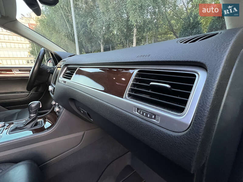 Внедорожник / Кроссовер Volkswagen Touareg 2016 в Одессе