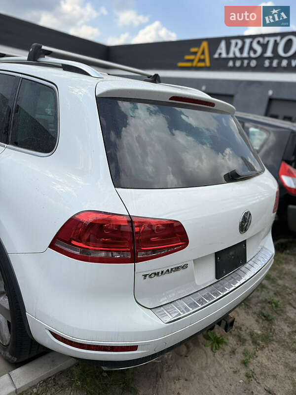 Внедорожник / Кроссовер Volkswagen Touareg 2014 в Киеве