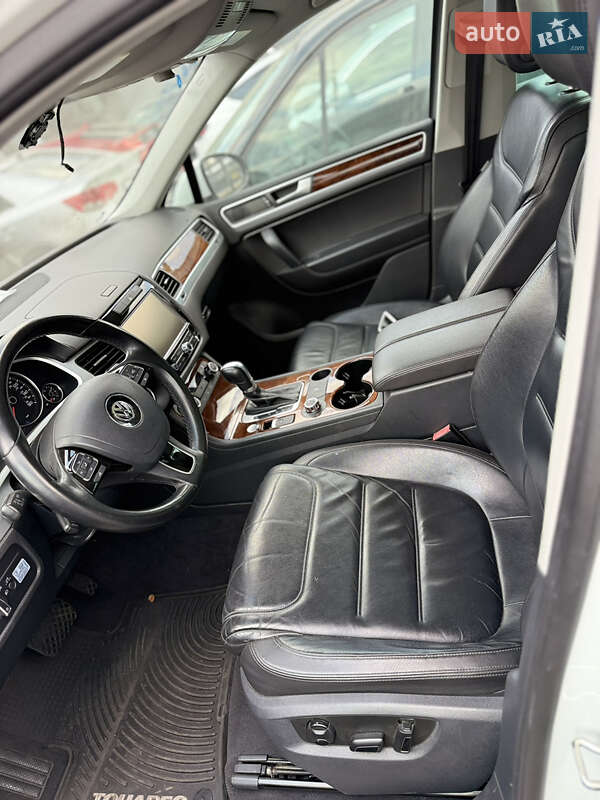 Внедорожник / Кроссовер Volkswagen Touareg 2014 в Киеве