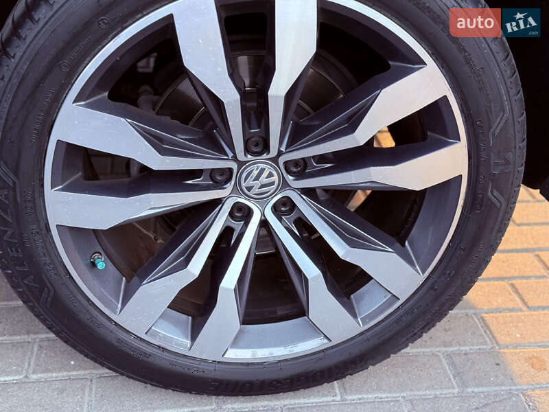 Внедорожник / Кроссовер Volkswagen Touareg 2019 в Ровно