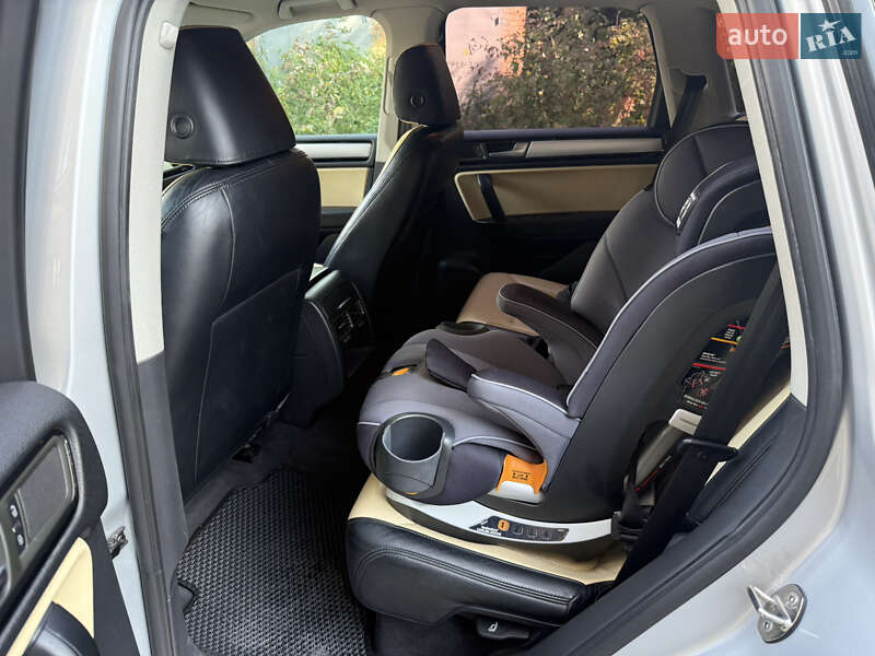Внедорожник / Кроссовер Volkswagen Touareg 2011 в Житомире