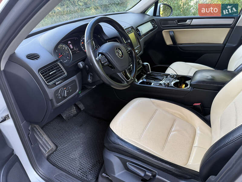 Внедорожник / Кроссовер Volkswagen Touareg 2011 в Житомире