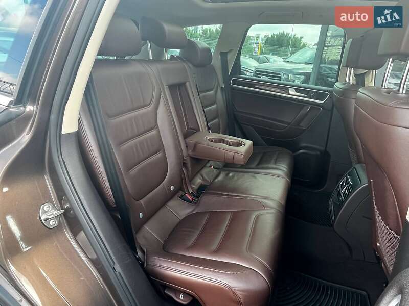Внедорожник / Кроссовер Volkswagen Touareg 2011 в Киеве