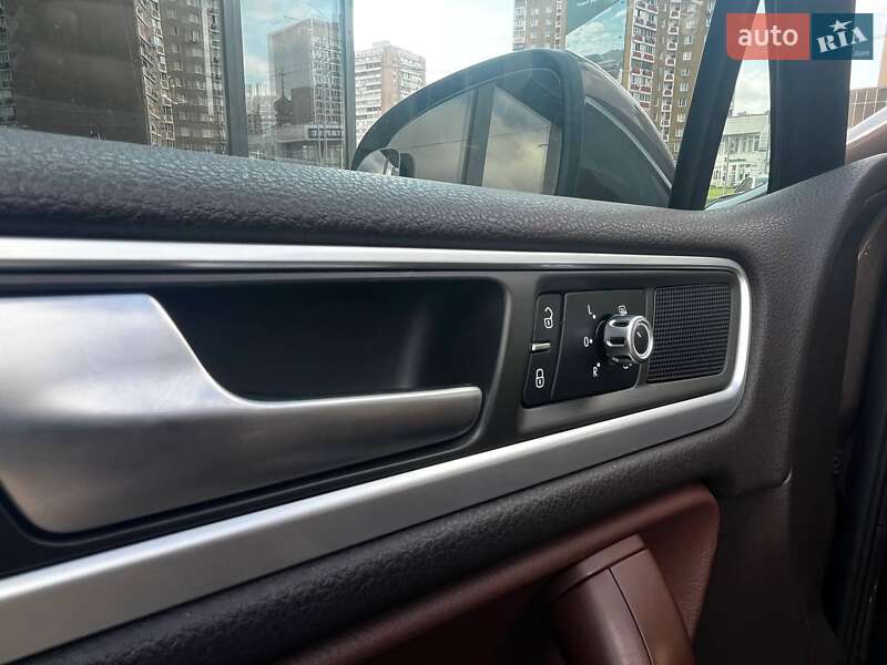 Внедорожник / Кроссовер Volkswagen Touareg 2011 в Киеве