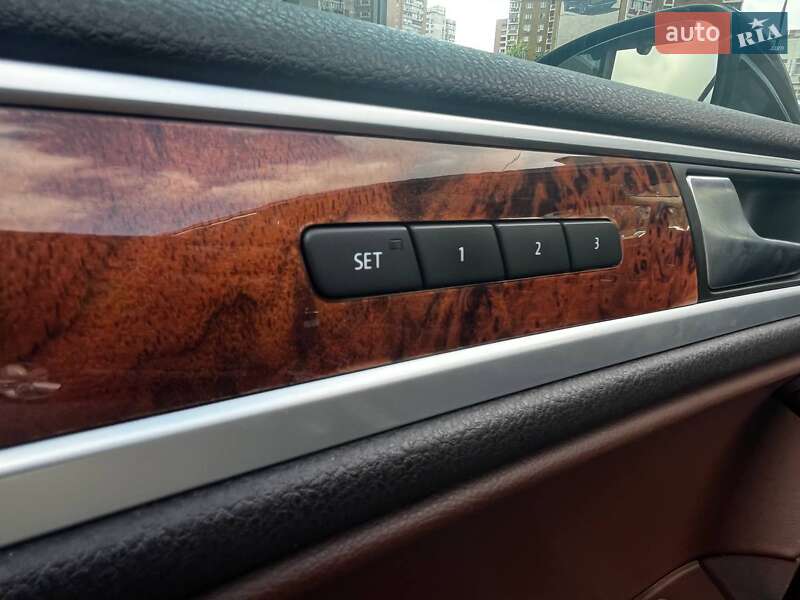 Внедорожник / Кроссовер Volkswagen Touareg 2011 в Киеве
