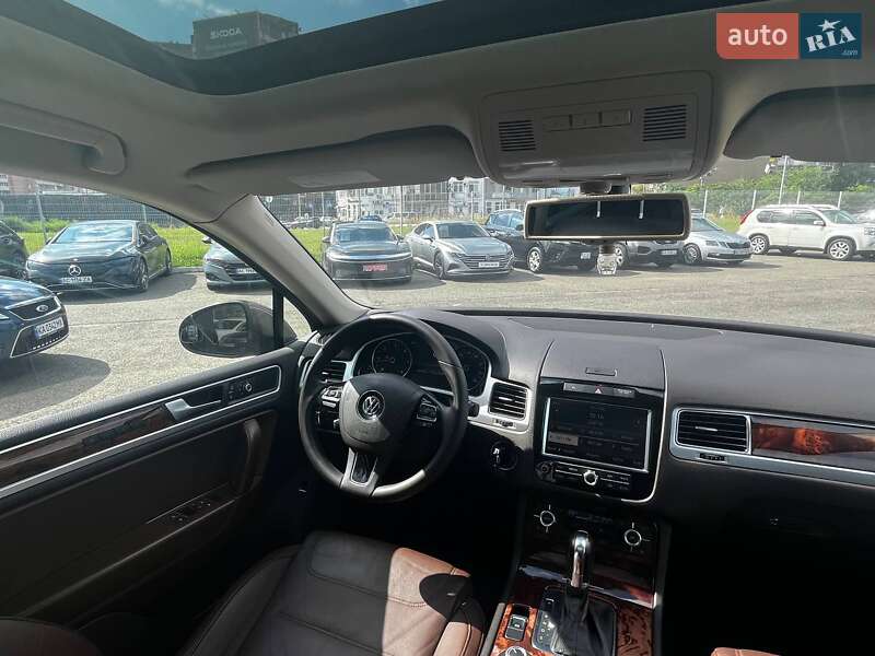 Внедорожник / Кроссовер Volkswagen Touareg 2011 в Киеве