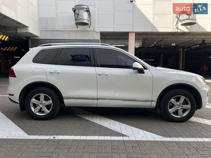 Внедорожник / Кроссовер Volkswagen Touareg 2013 в Киеве