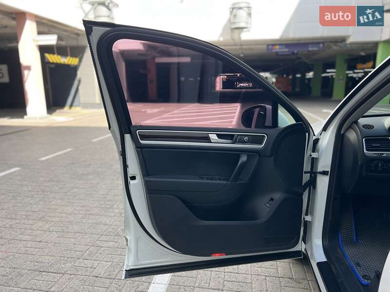 Внедорожник / Кроссовер Volkswagen Touareg 2013 в Киеве